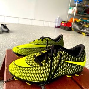 Nike size 2.5 kids athletic cleats
